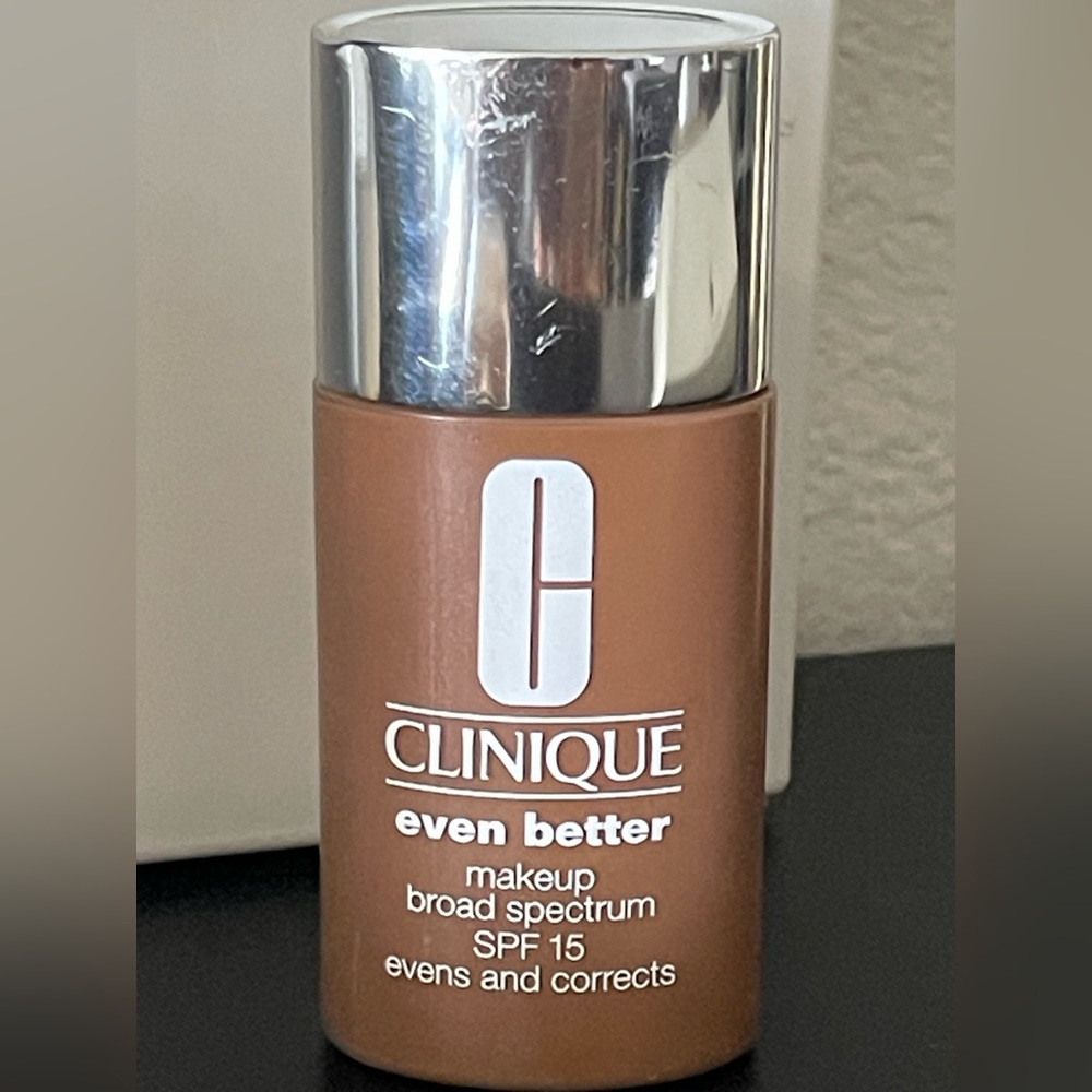 Clinique Even Better Makeup Broad Spectrum SPF15 evens and corrects WN 122 Clove